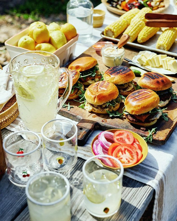 Finger Food: Spiedini di frutta, bruschette con pomodoro e basilico, e mini quiche sono perfetti per un buffet estivo.