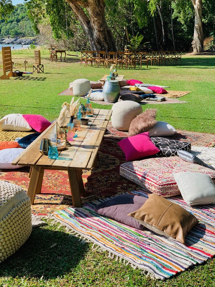 Tappeti e Cuscini: Prepara un’area relax con tappeti e cuscini colorati per un tocco boho-chic, dove gli ospiti possono rilassarsi e godersi la serata.