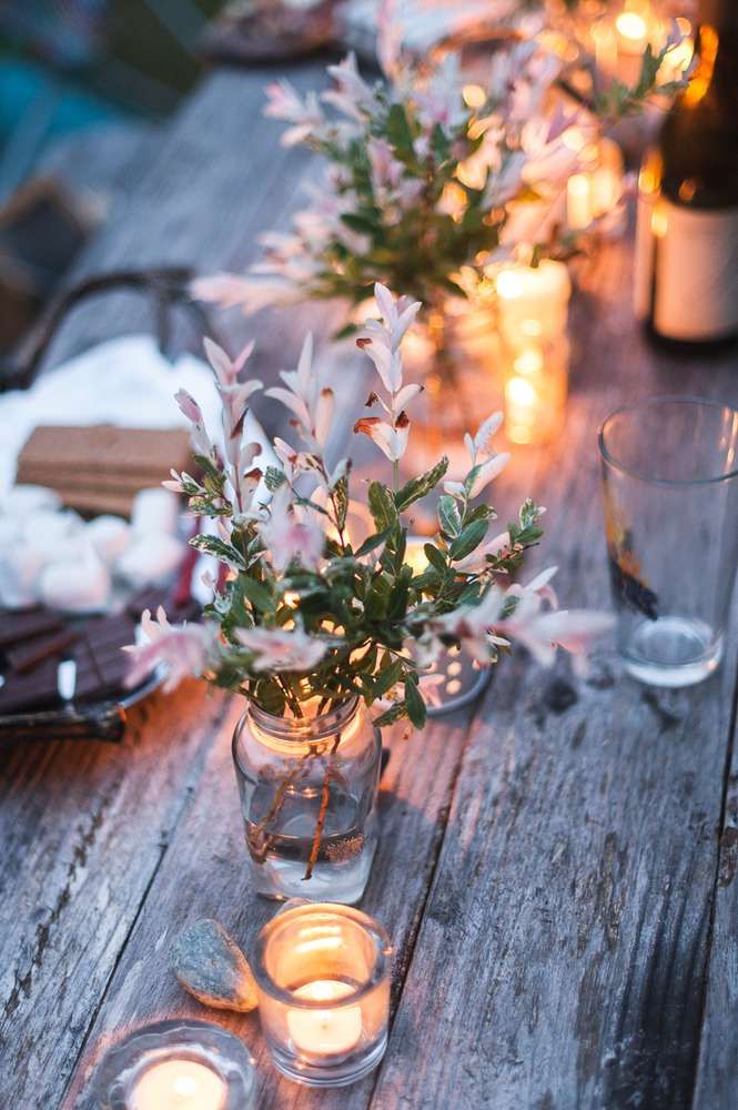 Elementi Naturali: Incorporare elementi naturali come legno, pietre e conchiglie nelle decorazioni per un look organico e rustico.